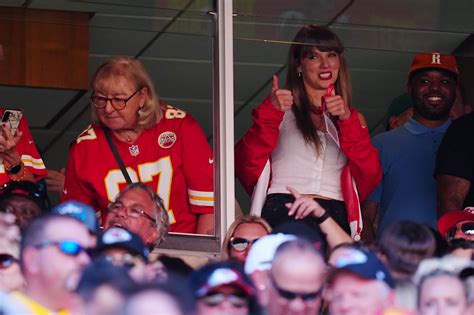 taylor swift at travis kelce football game